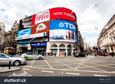1,123 Piccadilly Circus Underground Images, Stock Photos & Vectors ...