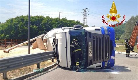 Camion Carico Di Grano Si Ribalta Conducente In Ospedale Radio Bruno