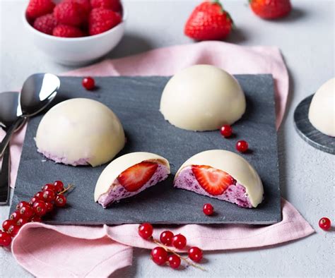 Cúpula crujiente de chocolate blanco con mousse de frutos rojos y