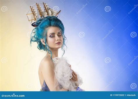 Ragazza Sensuale Con Le Spalle Nude E La St Blu Dipinta Dei Capelli Fotografia Stock Immagine
