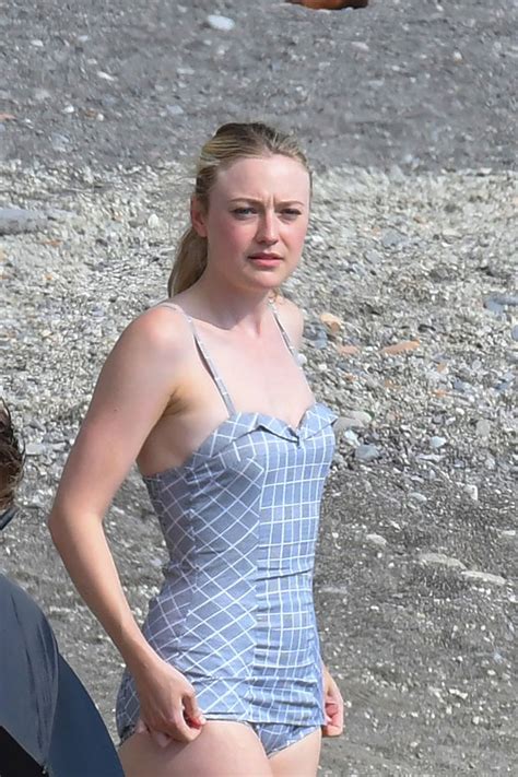 10 Hot Sexy Dakota Fanning Bikini Pics