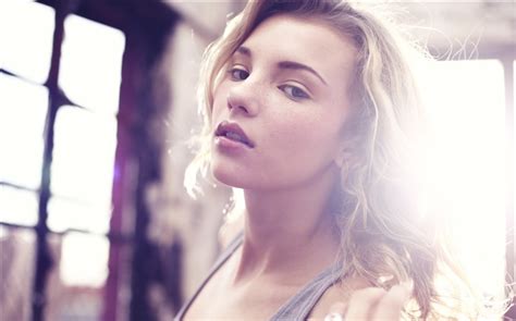 Blonde fille portrait regard yeux lèvres HD Fonds d écran filles Fond d écran Aperçu