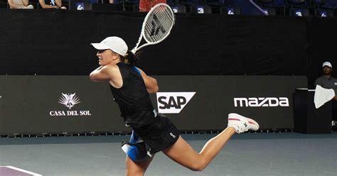 Debuta Iga Swiatek Con Victoria En El WTA Finals Siguen Quejas De La Pista