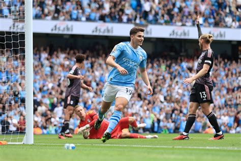 Haaland tỏa sáng Man City đòi lại ngôi đầu Premier League