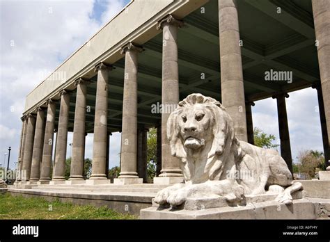 Stone Lion At The Peristyle In New Orleans City Park Stock Photo Alamy