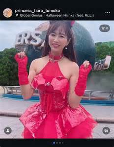 （画像・写真1/2）50代女性インフルエンサー“ユニバでコスプレ”投稿に「元気でいい」「母親ならドン引き」SNSで議論百出 | Smart