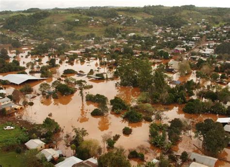 Por las inundaciones el Gobierno contabilizó más de 2 800 familias