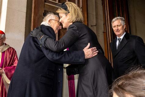 Le Roi Albert II Embrasse La Princesse Delphine En Public Pour La