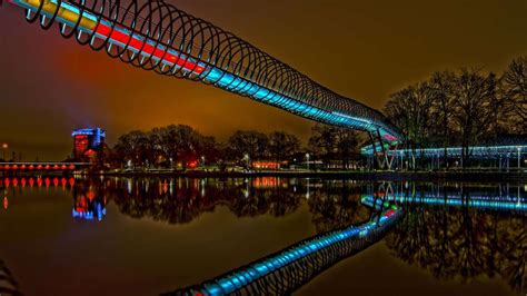 Slinky Spring to Fame Eine 400 Meter lange Brücke nachts