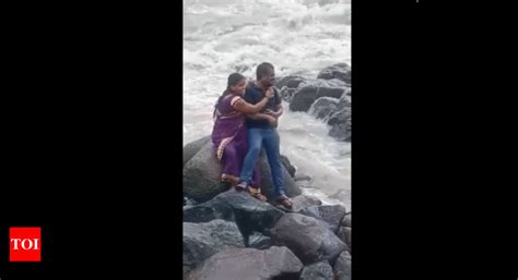 Bandra Selfie Drowning Body Of Homemakers Recovered Mumbai News