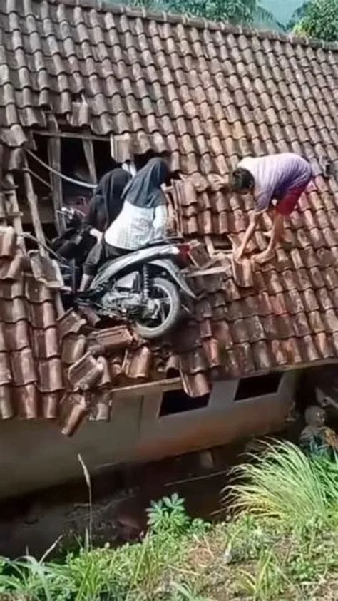 Setelah Ramai Motor Anak SD Mendarat Di Atas Genting Kini Viral Mobil