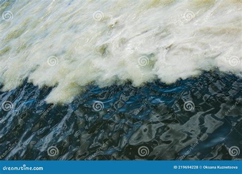 Vuil Oranje Water Uit Rioolleidingen Mengt Zich Met Rivierwater Stock