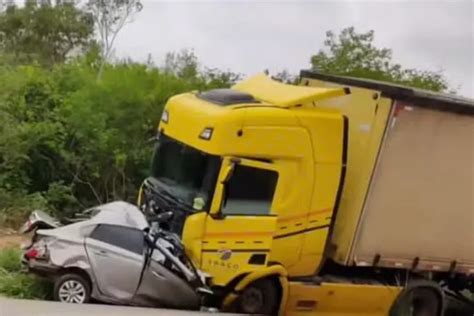 Sudoeste da Bahia Quatro pessoas morrem após batida entre caminhão e