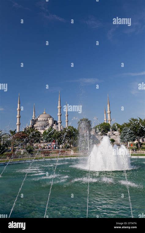 Pool and Sultanahmet Mosque Stock Photo - Alamy