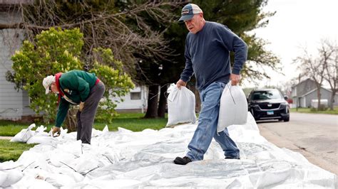 Mississippi River Flooding Prompts Evacuations Sandbagging In