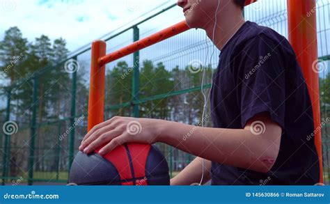 La Adolescencia Escucha La M Sica En La Cancha De B Squet Metrajes