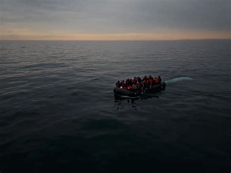 Três mortos após naufrágio de barco de migrantes no canal da Mancha