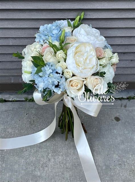 Ramo De Novia Con Peonias Rosas Y Follajes En Tonos Azul Celeste