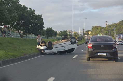 Jornal Correio Carro Capota Na Avenida Paralela Nesta Quinta