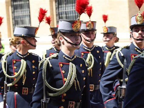 La Princesa Leonor Se Reencuentra Con Sus Padres En El 40º Aniversario De La Jura De Bandera Del