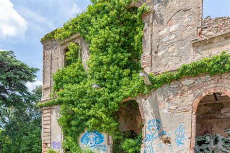 Abandoned villa in Tuscany, Italy : r/urbanexploration