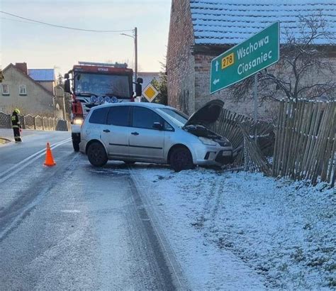 W Lubogoszczy koło Sławy auto wypadło z drogi i uderzyło z ogrodzenie