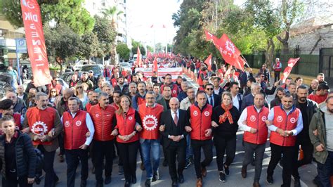 İzmir de binlerce işçi iş bıraktı insanca yaşayacak ücret için yürüdü