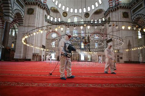 İstanbul da cuma namazıyla ibadete açılacak camiler dezenfekte ediliyor