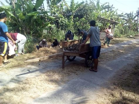 Gotong Royong Warga Bersama KKN Website Kalurahan Caturharjo