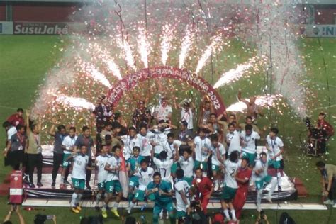 Foto Ketum PSSI Dan Menpora Ikut Angkat Trofi Piala AFF U16 2022