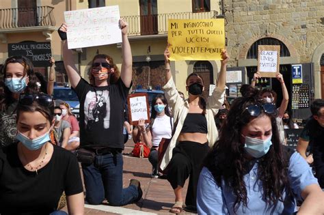 Non Posso Respirare Flash Mob Contro Il Razzismo In Piazza Grande