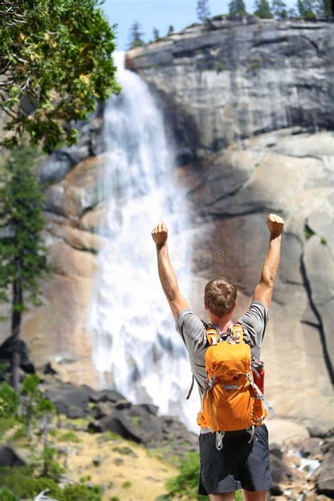 Homem De Caminhada Feliz Que Cheering No Sucesso Pela Cachoeira Imagem