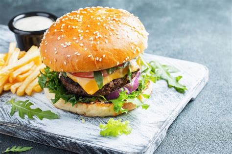 Dos Hamburguesas Caseras Frescas Con Patatas Fritas En Una Mesa De