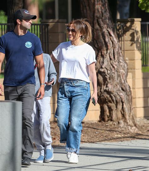 So Kombiniert Jennifer Lopez Jetzt Baggy Jeans Mit Normcore Turnschuhen