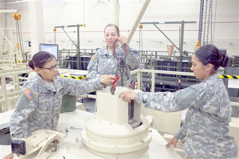 Breaking Barriers 4 Soldiers Set To Become Armys First Female Abrams