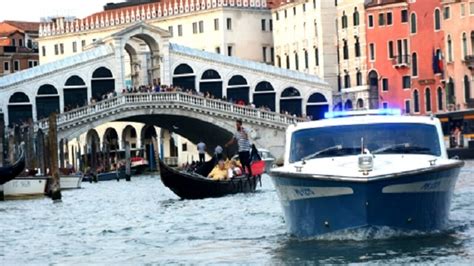 Ubriaco Cade In Acqua E Rischia Di Annegare Salvato