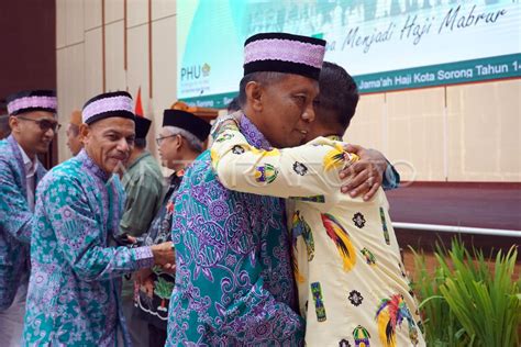 Pelepasan Jamaah Calon Haji Kota Sorong ANTARA Foto