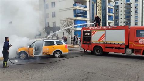 Diyarbakırda Taksi ile hafif ticari araç çarpıştı Taksi alev alev yandı