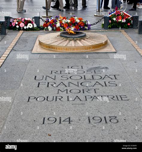 Flamme Ternelle Sur La Tombe Du Soldat Inconnu De L Arc De Triomphe