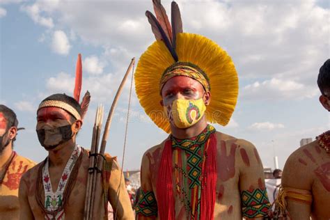 índios Indígenas De Diferentes Tribos Do Brasil Descem Sobre Brasília