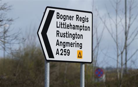 Baffled drivers spot 'unbelievable' road sign misspelling popular