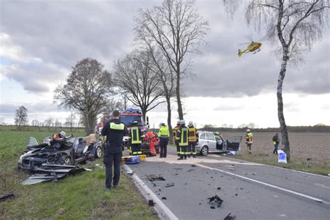 Schwerer Unfall Drei Schwerverletzte bei Frontalzusammenstoß