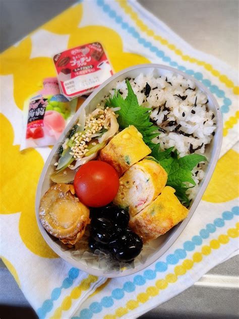 「お弁当記録」 今日のお弁当😋🍴🍱🎶 ひじきご飯 ホタテのバター醤油焼き カニカマとネギのだし巻き玉子 玉ねぎ、三葉、カニカマの梅和え 黒豆