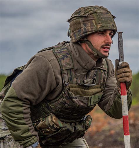 Protestas De Militares De Tierra Por Los Fallos De Los Nuevos Chalecos