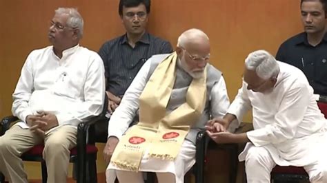 Viral Video Bihar Cm Nitish Kumar Checks Pm Modi S Index Finger During Nalanda University