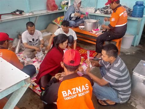 Tutup Usahanya Sementara Wanita Asal Garut Pilih Bantu Korban Banjir