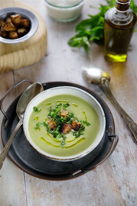 Soupe glacée de cosses de petits pois et petits croûtons