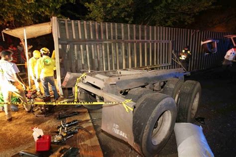 Veh Culo Queda Bajo Contenedor Tras Chocar Contra Rastra En Carretera