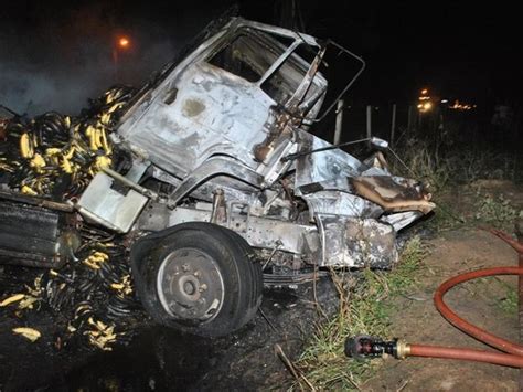 G1 Caminhões colidem um pega fogo e motorista morre preso às