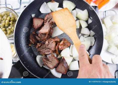 Rebanada Del Sofrito Del Cocinero De Lengua Del Cerdo Para Cocinar